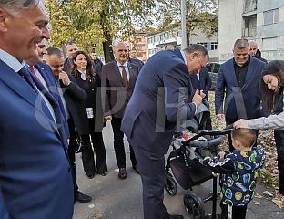 ДОДИК СА ГРАЂАНИМА У ШЕТЊИ ГРАДОМ