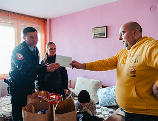 ХУМАНОСТ НА ДЈЕЛУ: КАДЕТИ ПОЛИЦИЈСКЕ АКАДЕМИЈЕ ПРИКУПИЛИ ПОМОЋ ЗА САМОХРАНОГ ОЦА И ЊЕГОВУ КЋЕРКУ