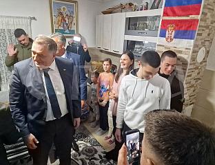 ДОДИК И КАРАН ПОСЈЕТИЛИ ДЕСЕТОЧЛАНУ ПОРОДИЦУ ЈОВАНОВИЋ