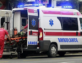 АУТОМ УЛЕТИО У ГРУПУ ЉУДИ НА БАЊИЦИ, ИМА ПОВРИЈЕЂЕНИХ