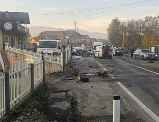 ВОЗАЧ ИЗГУБИО КОНТРОЛУ НАД ВОЗИЛОМ И УДАРИО У ДРВО, ЈЕДНО ЛИЦЕ ПОГИНУЛО