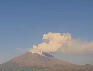 ВУЛКАН ИЗБАЦИО ПЕПЕО 4,4 КИЛОМЕТРА У ВИСИНУ