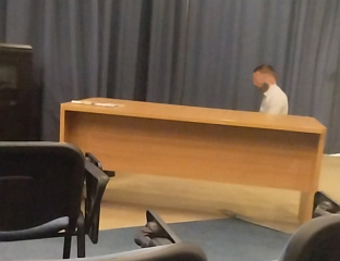 МУШКАРАЦ КЛАЊАО У НОВИНАРСКОЈ ПРОСТОРИЈИ