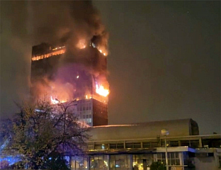 ПОЖАР У "ВЈЕСНИКОВОМ" НЕБОДЕРУ У ЗАГРЕБУ ГОРИО ЦИЈЕЛУ НОЋ