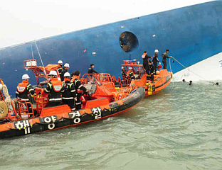 ТРАЈЕКТ СА 260 ЉУДИ НАСУКАО СЕ НА СТИЈЕНЕ