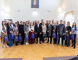 ОД ГРАДА НОВЧАНА ПОДРШКА ЗА ДВА ДОКТОРАНДА и 22 ПОСТДИПЛОМЦА