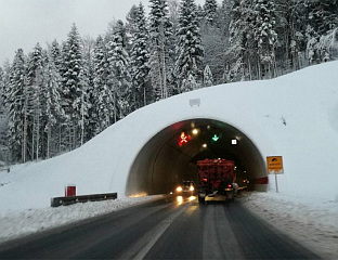 СНИЈЕГ ОТЕЖАВА САОБРАЋАЈ, У ТУНЕЛУ КАРАУЛА ЗАГЛАВЉЕНА ДВА ТЕРЕТНА ВОЗИЛА