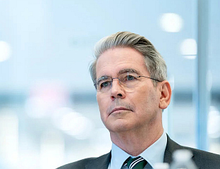 БЕСЕНТ: ЗВАНИЧНИЦИ ЕУ ФИНАНСИРАЈУ РАТ