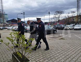 МУШКАРАЦ КОЈИ ЈЕ ПРИЈЕТИО СТАНИВУКОВИЋУ СПРОВЕДЕН У ОКРУЖНО ТУЖИЛАШТВО