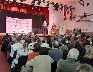 НА ФЕСТИВАЛУ НАЦИОНАЛНИХ МАЊИНА ПРИКУПЉАН НОВАЦ ЗА ЛИЈЕЧЕЊЕ ЧЕТВОРОГОДИШЊЕ АЛДИНЕ