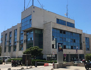 ТЕШКО ПОВРИЈЕЂЕН ПОЛИЦАЈАЦ, ОСУМЊИЧЕНИ ПРИВЕДЕН