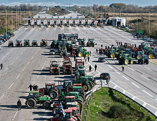 ФАРМЕРИ ИНТЕНЗИВИРАЈУ БЛОКАДЕ ШИРОМ ЗЕМЉЕ