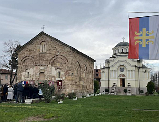 ИЗ ПОРТЕ ЦРКВЕ У ЛИПЉАНУ СКИНУТА ЗАСТАВА СПЦ