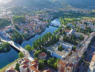 СМЈЕШTАЈНИ КАПАЦИTЕTИ ЗА НОВОГОДИШЊЕ ПРАЗНИКЕ ВЕЋ ПОПУЊЕНИ 90 ОДСTО