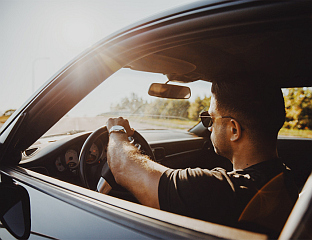 МЛАДИ ВОЗАЧИ ЗБОГ ПРЕСТИЖА РАНО СЈЕДАЈУ ЗА ВОЛАН ВОЗИЛА ВЕЛИКЕ КУБИКАЖЕ