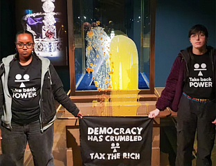 УХАПШЕНЕ ЧЕТИРИ ОСОБЕ ЗБОГ ОШТЕЋЕЊА ВИТРИНЕ СА КРУНСКИМ ДРАГУЉИМА