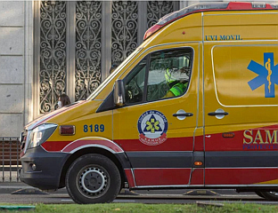 ЖЕНА СКОЧИЛА СА ЗГРАДЕ СА ДВОЈЕ ТРОГОДИШЊЕ ДЈЕЦЕ