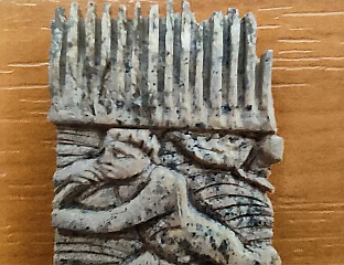 ПРОНАЂЕН ФРАГМЕНТ ЧЕШЉА СА ИЗРЕЗБАРЕНИМ ПРИЗОРИМА ДВОЈИЦЕ СВЕТИХ АПОСТОЛА