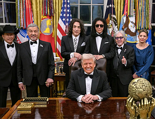 ТРАМП УРУЧИО НАГРАДЕ СТАЛОНЕУ, ГРУПИ "КИС", ГЛОРИЈИ ГЕЈНОР...