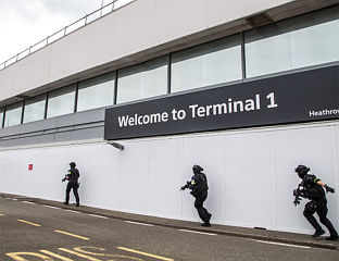 НАОРУЖАНА ПОЛИЦИЈА НА АЕРОДРОМУ "ХИТРОУ"