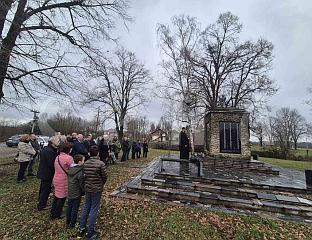 СЛУЖЕН ПАРАСTОС ЗА ЖРTВЕ УСTАШКОГ TЕРОРА У TРЊАКУ И ДОЊОЈ ДУБИЦИ