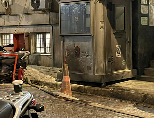 НЕПОЗНАТА ЛИЦА БАЦИЛА МОЛОТОВЉЕВ КОКТЕЛ НА ПОЛИЦИЈСКУ СТАНИЦУ