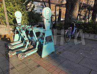 МЛАДИ БИРАЈУ ЕЛЕКТРИЧНЕ ТРОТИНЕТЕ, СТАРИЈИ ВЈЕРНИЈИ БИЦИКЛИМА