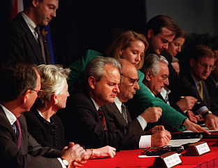 НА ДАНАШЊИ ДАН 1995. У ПАРИЗУ ПОТПИСАН ДЕЈТОНСКИ СПОРАЗУМ