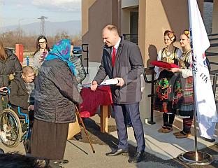 УРУЧИВАЊЕМ КЉУЧЕВА ЗА 37 ПОРОДИЦА, ЗАТВОРЕНИ КОЛЕКТИВНИ ЦЕНТРИ