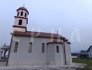 УСКОРО ПОСТАВЉАЊЕ СТОЛАРИЈЕ НА СПОМЕН- ХРАМ У ПОЉАВНИЦАМА