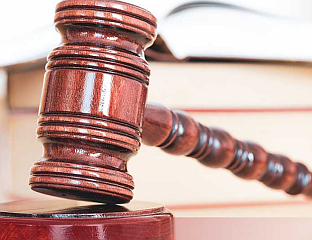 ПОЧЕЛО СУЂЕЊЕ МУШКАРЦУ И ЖЕНИ, ДЈЕВОЈКУ ДРЖАЛИ ЗАКЉУЧАНУ У ДРВЕНОЈ КУТИЈИ