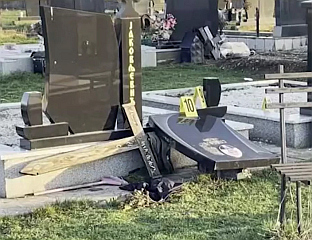 НЕПОЗНАТА ЛИЦА ПОРУШИЛА ДВА СПОМЕНИКА НА ПРАВОСЛАВНОМ ГРОБЉУ