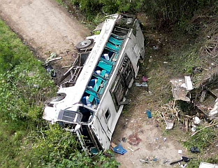 УЧЕНИЧКИ АУТОБУС СЛЕТИО У ПРОВАЛИЈУ, ДЕСЕТОРО ПОГИНУЛО