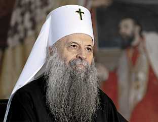 ПАТРИЈАРХ ПОРФИРИЈЕ ЧЛАНОВИМА ЈЕВРЕЈСКЕ ЗАЈЕДНИЦЕ ЧЕСТИТАО ХАНУКУ