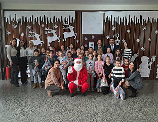 МИНИСTАР ШУЛИЋ ПОСЈЕTИО ШКОЛУ У КУКУЉАМА И УРУЧИО ДЈЕЦИ ПАКЕТИЋЕ