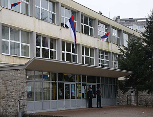 ЛАЖНЕ ДОЈАВЕ О БОМБАМА У ДВИЈЕ ОСНОВНЕ ШКОЛЕ, НАСТАВА СЕ НАСТАВЉА