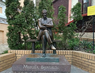 УКРАЈИНЦИ УКЛАЊАЈУ СПОМЕНИКЕ БУЛГАКОВУ, ГЛИНКИ, АХМАТОВОЈ, ЧАЈКОВСКОМ...