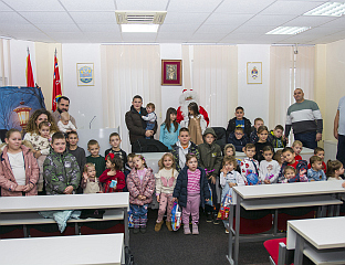 ПОДИЈЕЉЕНИ ПАКЕTИЋИ УНУЧАДИМА ПОГИНУЛИХ БОРАЦА ВРС