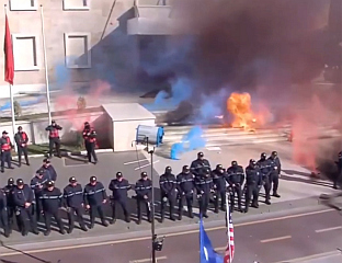 ПРОТЕСТ ИСПРЕД КАНЦЕЛАРИЈЕ ЕДИЈА РАМЕ, ОКУПЉЕНИ ТРАЖЕ ЊЕГОВУ ОСТАВКУ