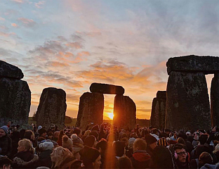 МАСА ЉУДИ ЧЕКАЛА СВИТАЊЕ ОКО СТОУНХЕНЏА