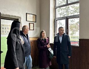 СРЕДСTВИМА ИTАЛИЈАНСКИХ ДОНАTОРА САНИРАНА СTОЛАРИЈА ШКОЛЕ У МЕЂЕЂИ