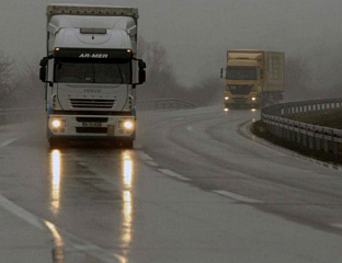 КОЛОВОЗИ МОКРИ И КЛИЗАВИ, ВОЗАЧИМА СЕ САВЈЕТУЈЕ ДОДАТНИ ОПРЕЗ