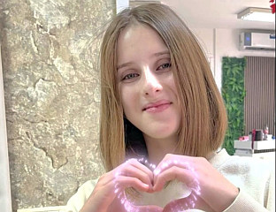 ДВАНАЕСТОГОДИШЊА МАРИЈА КОСОРИЋ ДОНИРАЛА КОСУ ОБОЉЕЛОЈ ДЈЕЦИ