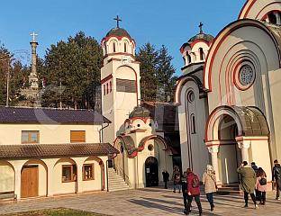 ЛИТУРГИЈА ЗА 12.000 СРБА УБИЈЕНИХ У ДОБОЈСКОМ ЛОГОРУ