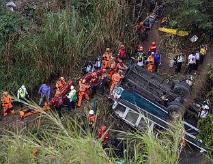 ПУТНИЧКИ АУТОБУС ПАО У ПРОВАЛИЈУ У ГВАТЕМАЛИ, 15 ЉУДИ ПОГИНУЛО