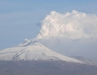 ЕТНА ИЗБАЦУЈЕ ЛАВУ У ВИСИНУ ДО 400 МЕТАРА