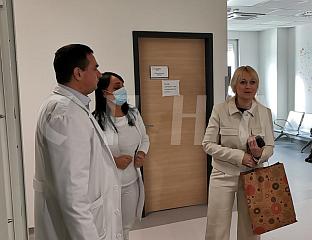 ЧАБРИЋЕВА УРУЧИЛА НОВОГОДИШЊЕ ПАКЕТЕ ПОРОДИЉАМА