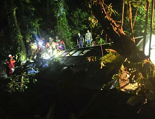 У СУДАРУ АУТОБУСА И КАМИОНА ПОГИНУЛО 11 ЉУДИ