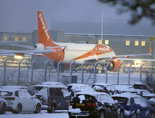 СЊЕЖНЕ ПАДАВИНЕ И НИСКА ТЕМПЕРАТУРА ИЗАЗВАЛИ САОБРАЋАЈНИ ХАОС