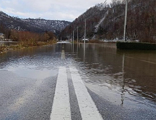 ЗАЛОМКА СЕ ИЗЛИЛА НА МАГИСТРАЛНИ ПУТ У ФОЈНИЦИ, КОРИСТИТИ НОВИ ПУТ ПРЕКО СЕЛА ДИВИН